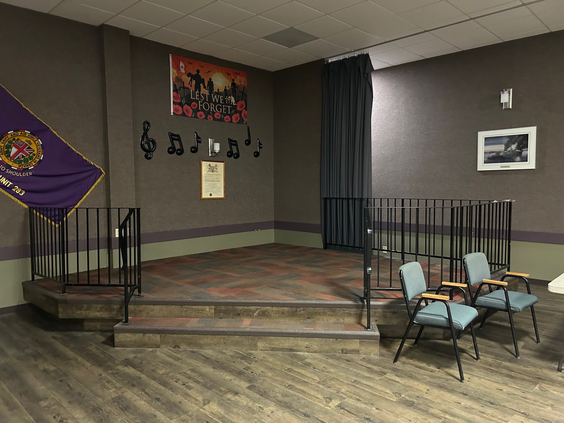 /img/main-lounge-stage-area.jpg